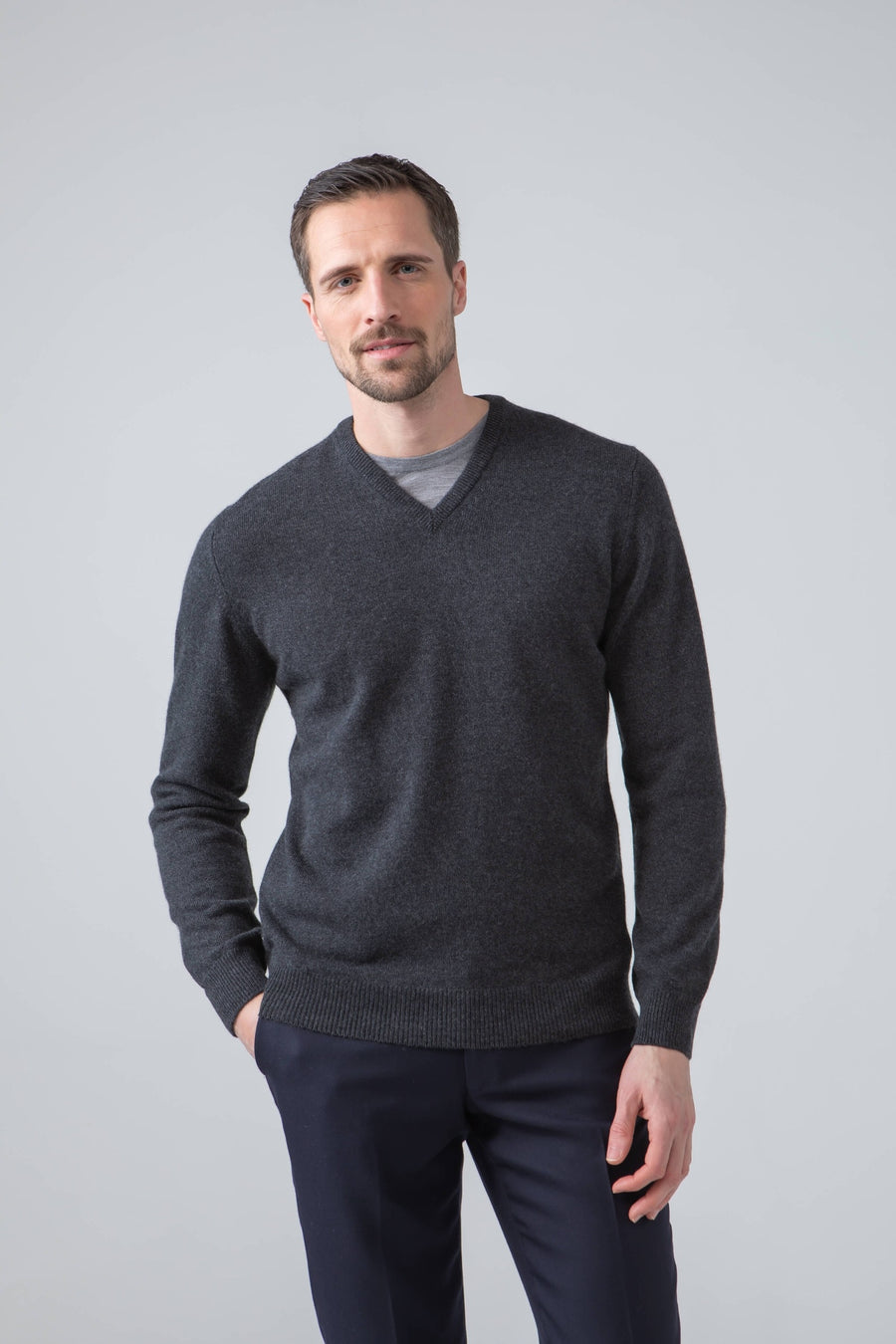 Sweater V 100% lambswool Charcoal / En Stock Johnstons